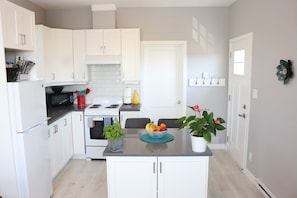 YOUR MODERN & BRIGHT ENTRANCE WITH FULL KITCHEN! BRAND NEW AND SPARKLING CLEAN!!