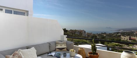 Terrassenaussicht auf die Costa del Sol, Afrika und Gibraltar.