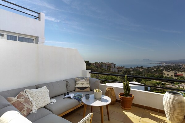 Terrassenaussicht auf die Costa del Sol, Afrika und Gibraltar.