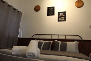 Private Standard Double Room - La Petite Maison Bangkok Bed & Breakfast