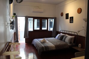 Private Standard Double Room - La Petite Maison Bangkok Bed & Breakfast