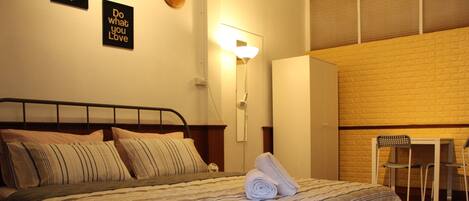 Private Standard Double Room - La Petite Maison Bangkok Bed & Breakfast
