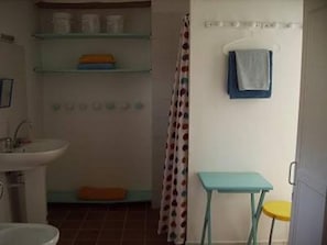 Salle de bain avec douche wc lavabo baignoires +pot de bébé.