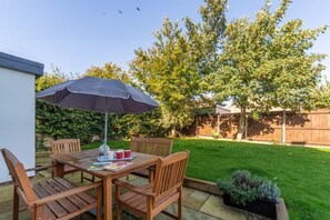 Seashells, Wells-next-the-Sea: Enclosed garden with patio area