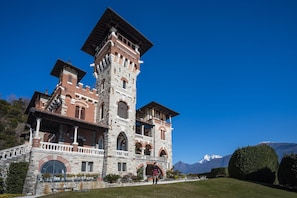 The exterior of 007 Villa Gaeta luxury apartment featured in Casino Royale.