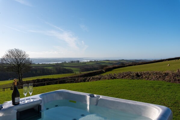 Outdoor spa tub