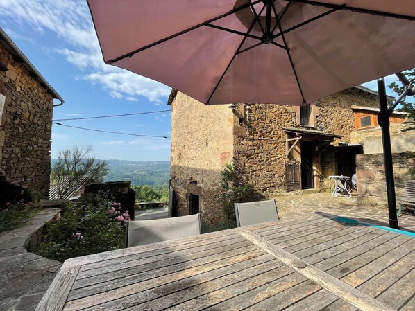 Terrasse avec vue superbe sur les Causses