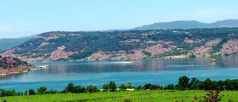 La vue exceptionnelle sur le lac du Salagou avec les canadairs