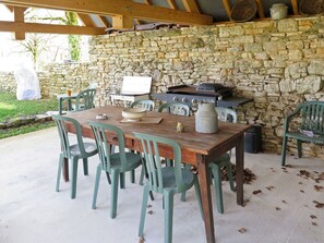 Table, Furniture, Property, Wood, Outdoor Table, Interior Design, Desk, Plant, Outdoor Furniture, Floor