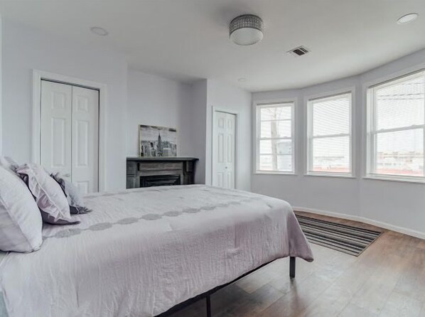 Queen size bed. Facing the plaza, high above the street noise
