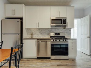 Kitchen: dishwasher, gas range, microwave, table seats 6