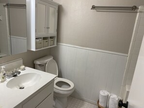 Hallway full bathroom with shower/tub