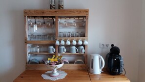 Dans la cuisine: bouilloire, Tassimo (quelques capsules de café fournies)