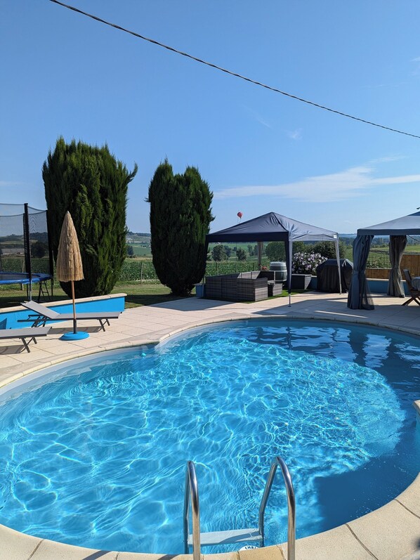 Pool & Outdoor seating area