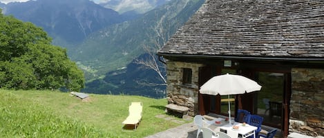 Himmel, Berg, Daytime, Gebäude, Pflanze, Natürliche Landschaft, Haus, Vegetation, Hochland, Baum