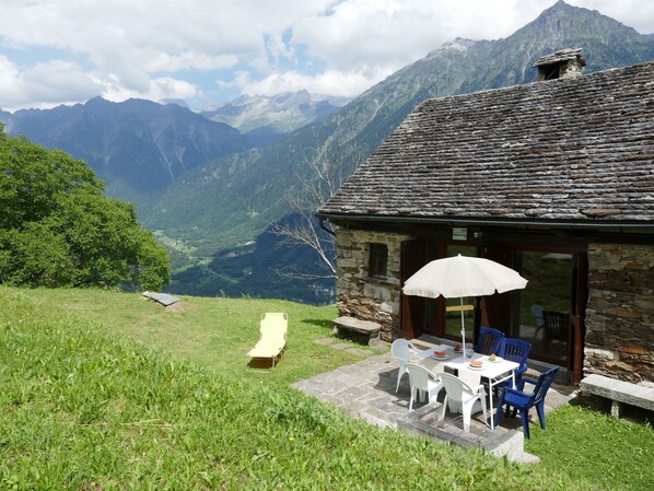 Himmel, Berg, Daytime, Gebäude, Pflanze, Natürliche Landschaft, Haus, Vegetation, Hochland, Baum