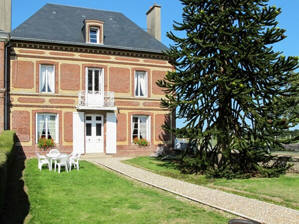 Plante, Ciel, Propriété, Bâtiment, Fenêtre, Lot Terre, Arbre, Chalet, Herbe, Maison