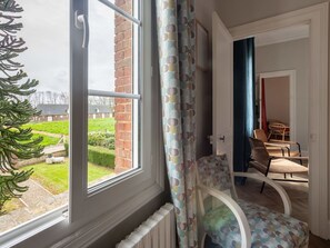 Propriété, Fenêtre, Bâtiment, Bois, Design Intérieur, Plante, Textile, Ombre, Sol