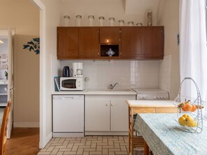 Cabinetry, Comptoir, Propriété, Meubles, Évier, Evier, Cuisine, Bois, Design Intérieur, Cuisinière