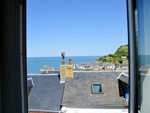 L'Eau, Ciel, Propriété, Fenêtre, Bleu Azur, Bâtiment, Cotiers Et Relief Océaniques, Bois, Horizon