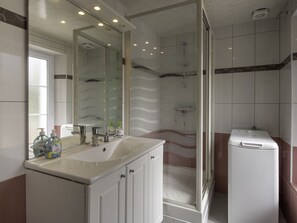 Mirror, Tap, Property, Building, Plumbing Fixture, Cabinetry, Sink, Shower, Bathroom