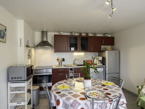 Cabinetry, Countertop, Property, Furniture, Table, Building, Kitchen, Interior Design, Home Appliance, Lighting