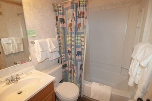 Clean bathroom with tub/shower!