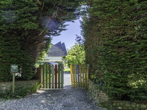 Pflanze, Himmel, Strassenbelag, Grundstueck, Gebäude, Gehölz, Schatten, Gras, Hecke, Strauch