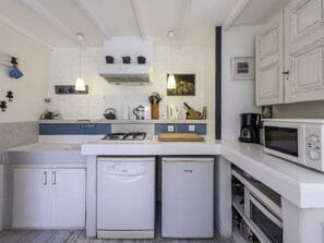 Cabinetry, Countertop, Eigentum, Sinken, Gebäude, Herd, Küche, Interior Design, Beleuchtung, Küchengerät