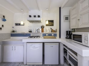 Cabinetry, Countertop, Eigentum, Sinken, Gebäude, Herd, Küche, Interior Design, Beleuchtung, Küchengerät