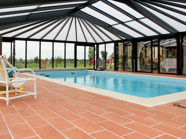 Wasser, Eigentum, Schwimmbad, Azurblau, Schatten, Rechteck, Die Architektur, Gartenmöbel, Freizeit, Pflanze