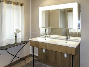 Spiegel, Zapfhahn, Sinken, Armatur, Bad Sink, Eigentum, Cabinetry, Gebäude, Badezimmerschrank, Badezimmer
