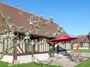 Propriété, Maison, Toit, Bâtiment, Zone Résidentielle, Domicile, Immobilier, Architecture, Arbre, Chalet