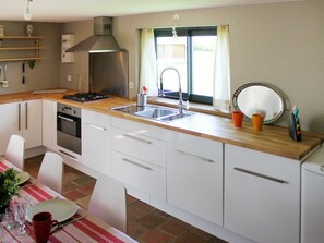 Zapfhahn, Cabinetry, Spüle, Sinken, Countertop, Möbel, Armatur, Küche, Schublade, Holz
