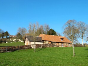 Sky, Plant, Tree, Building, Natural Landscape, House, Land Lot, Window, Cottage, Grass