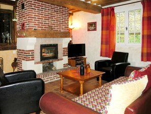 Living Room, Room, Furniture, Property, Interior Design, Building, Wall, Table, House, Home