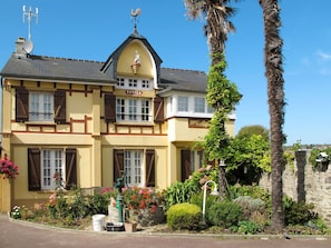 Pflanze, Gebäude, Himmel, Fenster, Eigentum, Blume, Haus, Baum, Wohngebiet