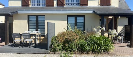 Building, Window, House, Roof, Home, Residential Area, Facade, Door, Cottage, Siding