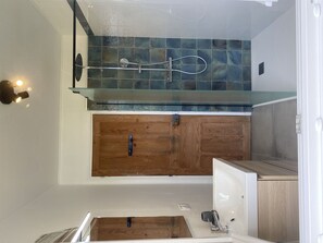 Wand, Flooring, Holz, Fussboden, Armatur, Interior Design, Installation, Fliese, Badezimmer, Zimmer