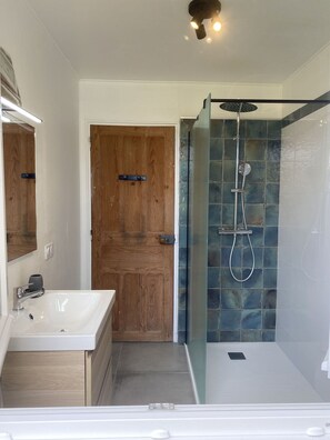 Wand, Flooring, Holz, Fussboden, Armatur, Interior Design, Installation, Fliese, Badezimmer, Zimmer