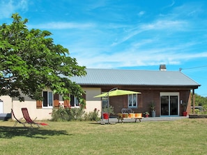 Himmel, Wolke, Gebäude, Pflanze, Fenster, Haus, Schatten, Grundstueck, Natürliche Landschaft, Baum