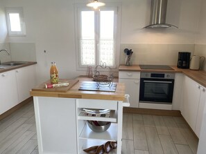 Küche, Countertop, Küchengerät, Möbel, Flooring, Cabinetry, Interior Design, Major Appliance, Holz, Haushaltsgerät