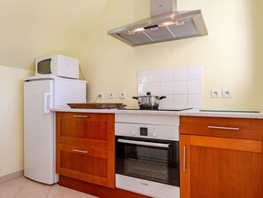 Cabinetry, Building, Countertop, Property, Furniture, Drawer, Kitchen, Wood, Interior Design, House