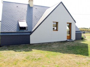Building, Property, Window, Sky, House, Slope, Wood, Land Lot, Grass, Stairs