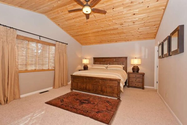 Master Bedroom top level
King size bed 