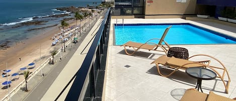 Terraço, piscina e vista.