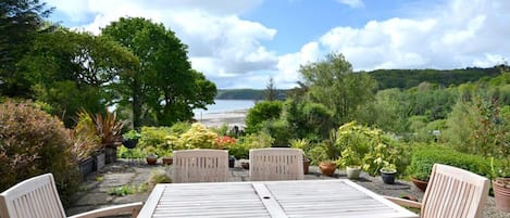 Alfresco dining overlooking Wisemans Bridge beach