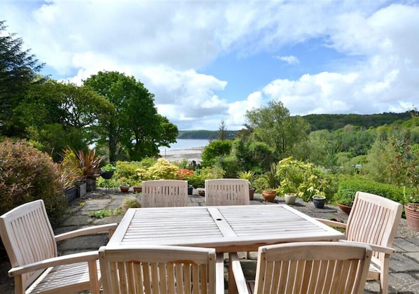 Alfresco dining overlooking Wisemans Bridge beach