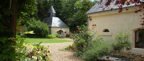 Les Lauriers scented courtyard garden.