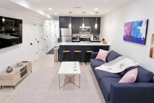 Stunning clean apartment in the heart of Shaw 